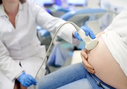 doctor_treating_pregnant_patient
